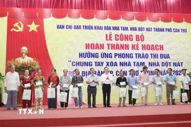 Trao quà cho các hộ dân trong chương trình xóa nhà tạm, nhà dột nát. (Ảnh: Ngọc Thiện/TTXVN)