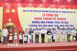Trao quà cho các hộ dân trong chương trình xóa nhà tạm, nhà dột nát. (Ảnh: Ngọc Thiện/TTXVN)