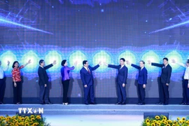 Thủ tướng Phạm Minh Chính và các đại biểu phát động Phong trào “Cả nước thi đua đổi mới sáng tạo và chuyển đổi số.” (Ảnh: Dương Giang/TTXVN)