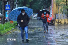 Thủ đô Hà Nội có mưa, mưa rào, trời chuyển rét. (Ảnh: Tuấn Anh/TTXVN)