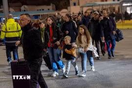 Người dân chờ phà tới Piraeus, sau các trận động đất liên tiếp trên đảo Santorini, Hy Lạp ngày 4/2. (Ảnh: REUTERS/TTXVN)