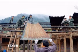 Cán bộ, chiến sỹ Công an phối hợp với người dân chung tay xóa nhà tạm, nhà dột nát. (Ảnh: Quý Trung/TTXVN)