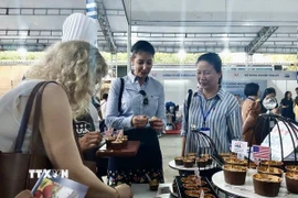 Thưởng thức ẩm thực chế biến ngay tại Chương trình “Khám phá nông nghiệp Hoa Kỳ.” (Ảnh: Xuân Anh/TTXVN)