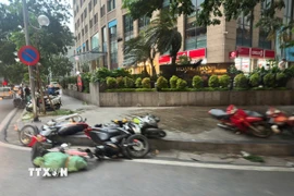 Nhiều phương tiện giao thông bị quật đổ do gió mạnh. (Ảnh: Phạm Tuấn Anh/TTXVN)