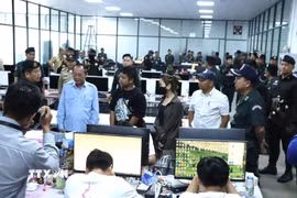 Lực lượng chức năng tỉnh Kratie đột kích một địa điểm tại huyện Snuol được sử dụng làm trung tâm lừa đảo trực tuyến trên địa bàn, bắt giữ hơn 300 người nước ngoài. (Ảnh: AKP/TTXVN phát)
