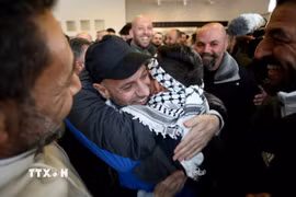 Tù nhân Palestine, được Israel trả tự do, đoàn tụ với thân nhân tại thành phố Ramallah, Bờ Tây. (Ảnh: THX/TTXVN)