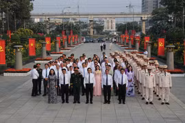 Đồng chí Trần Lưu Quang, Ủy viên Bộ Chính trị, Bí thư Thành ủy Thành phố Hồ Chí Minh, cùng đoàn đại biểu dâng hoa, dâng hương tưởng nhớ các Anh hùng liệt sỹ, các Mẹ Việt Nam Anh hùng tại Nghĩa trang Liệt sỹ Thành phố Hồ Chí Minh (Đồi Không tên). (Ảnh: Thanh Vũ/TTXVN)