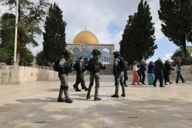 Cảnh sát Israel được triển khai để giải tán đám đông bạo lực tại đền thờ Al-Aqsa mà người Do Thái gọi là Núi Đền ở Jerusalem. (Ảnh: AFP/TTXVN)