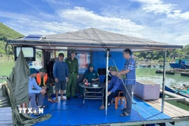 Lực lượng chức năng xã Cái Chiên, Quảng Ninh, tuyên truyền, nhắc nhở người dân trở về đất liền trước khi bão số 9 đổ bộ. (Ảnh: Thanh Trường/TTXVN phát)