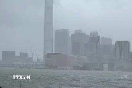 Nước dâng cao tại cảng Victoria (Hong Kong, Trung Quốc). (Ảnh: Mạc Luyện/TTXVN)