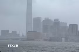 Nước dâng cao tại cảng Victoria (Hong Kong, Trung Quốc). (Ảnh: Mạc Luyện/TTXVN)