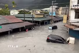 Hồ chắn bị vỡ do siêu bão Ragasa khiến nước lũ ồ ạt tràn vào khu dân cư và cuốn phăng xe cộ tại huyện Hoa Liên, Đài Loan (Trung Quốc) ngày 23/9. (Ảnh: Focus Taiwan/TTXVN)