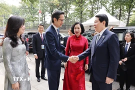 Đại sứ, Trưởng Phái đoàn Thường trực Việt Nam tại Liên hợp quốc Đỗ Hùng Việt đón Chủ tịch nước Lương Cường và Phu nhân. (Ảnh: Lâm Khánh/TTXVN)