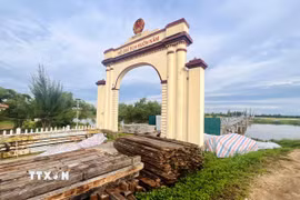 Dự án sẽ thực hiện thay thế một phần khung kết cấu sắt, thép cấu tạo cầu Hiền Lương đã gỉ sét hư hỏng, đồng thời thay thế toàn bộ phần gỗ bề mặt cầu bằng ván gỗ lim. (Ảnh: Nguyên Linh/TTXVN)