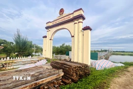 Dự án sẽ thực hiện thay thế một phần khung kết cấu sắt, thép cấu tạo cầu Hiền Lương đã gỉ sét hư hỏng, đồng thời thay thế toàn bộ phần gỗ bề mặt cầu bằng ván gỗ lim. (Ảnh: Nguyên Linh/TTXVN)
