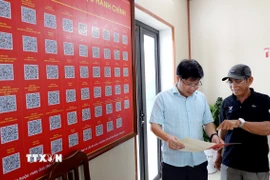 Hồ sơ thực hiện các thủ tục hành chính được niêm yết công khai bằng mã QR tại các trung tâm phục vụ hành chính công tỉnh Hưng Yên để người dân tiện tra cứu, thực hiện. (Ảnh: Thế Duyệt/TTXVN)
