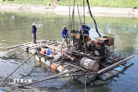 Công nhân khoan thăm dò để chỉnh trang, cải tạo hai bên bờ sông Tô Lịch. (Ảnh: Vũ Quang/TTXVN)