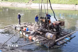 Công nhân khoan thăm dò để chỉnh trang, cải tạo hai bên bờ sông Tô Lịch. (Ảnh: Vũ Quang/TTXVN)