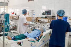Người vợ hôn mê sâu đang được các bác sỹ chăm sóc tích cực tại Trung tâm Chống độc - Bệnh viện Bạch Mai. (Nguồn: Báo Sức khỏe và Đời sống)