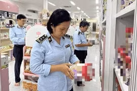 Lực lượng quản lý thị trường Cần Thơ kiểm tra hàng hóa. (Nguồn: Tiền Phong)