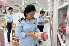 Lực lượng quản lý thị trường Cần Thơ kiểm tra hàng hóa. (Nguồn: Tiền Phong)
