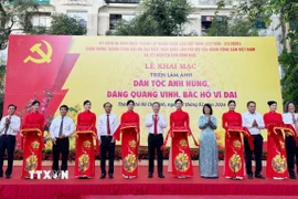 Các đại biểu thực hiện nghi thức cắt băng khai mạc Triển lãm. (Ảnh: Thu Hương/TTXVN)