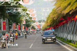 Tuyến đường 16 Tháng 4, phường Phan Rang (Khánh Hòa) trang hoàng rực rỡ cờ và panô tuyên truyền về cuộc bầu cử đại biểu Quốc hội khóa XVI và đại biểu Hội đồng nhân dân các cấp nhiệm kỳ 2026-2031. (Ảnh: Nguyễn Thành/TTXVN)