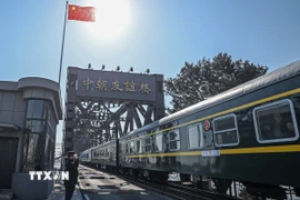 Tàu chở khách từ thành phố Đan Đông (Trung Quốc) tới Bình Nhưỡng (Triều Tiên) di chuyển qua cây cầu biên giới ở Đan Đông, tỉnh Liêu Ninh, Trung Quốc. (Ảnh: THX/TTXVN)