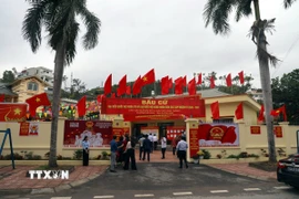 Các nhà văn hóa nơi diễn ra bầu cử cũng được trang trí rực rỡ cờ hoa. (Ảnh: Đức Hiếu/TTXVN)