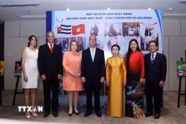 Ông Rogelio Polanco Fuentes (giữa), Đại sứ Cộng hòa Cuba tại Việt Nam, ông Mauricio Alejandro Martinez Duque (thứ 2 từ trái sang), tân Tổng lãnh sự Cộng hòa Cuba tại Thành phố Hồ Chí Minh dự buổi họp mặt. (Ảnh: Xuân Khu/TTXVN)