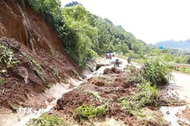 Mưa lớn làm sạt lở đất gây mất an toàn giao thông trên Quốc lộ 4D đoạn giáp ranh giữa thành phố Lai Châu với huyện Phong Thổ. (Ảnh: Quý Trung/TTXVN)