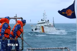 Lực lượng Cảnh sát biển phối hợp với tàu Kiểm ngư KN-276 làm nhiệm vụ chống khai thác thủy sản bất hợp pháp (IUU). (Ảnh: An Đăng/TTXVN)