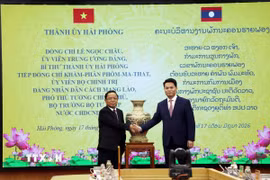 Ủy viên Trung ương Đảng, Bí thư Thành ủy Hải Phòng Lê Ngọc Châu (bên phải) tặng quà lưu niệm cho đồng chí Khamphan Phommathat, Phó Thủ tướng Chính phủ, Bộ trưởng Bộ Tư pháp Lào. (Ảnh: Mạnh Tú/TTXVN)