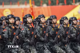Khối nữ cảnh sát đặc nhiệm tham gia tập luyện. (Ảnh: Mạnh Linh/TTXVN)