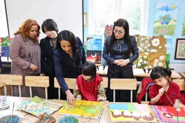 Bà Lê Thị Bích Trân, Phu nhân Thủ tướng Phạm Minh Chính, và bà Zinash Tayachew, Phu nhân Thủ tướng Ethiopia, tham quan Phòng mỹ thuật trưng bày tranh do các em học sinh khiếm thị vẽ. (Ảnh: Minh Đức/TTXVN)