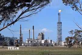 Một nhà máy lọc dầu ở Geelong, Australia. (Ảnh: THX/TTXVN)