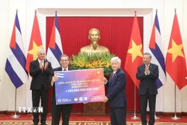 Tổng Bí thư Tô Lâm và Bí thư thứ Nhất, Chủ tịch nước Cuba Miguel Díaz-Canel Bermúdez chứng kiến Lễ trao tặng lần I món quà 385 tỷ đồng của Đảng, Nhà nước và nhân dân Việt Nam tặng nhân dân Cuba. (Ảnh: Thống Nhất/TTXVN)