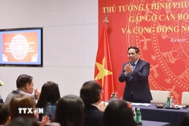 Thủ tướng Phạm Minh Chính gặp cán bộ Đại sứ quán và cộng đồng người Việt Nam tại Kuwait. (Ảnh: Dương Giang/TTXVN)