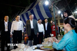 Tổng Bí thư Tô Lâm, Chủ tịch Quốc hội Trần Thanh Mẫn, Thường trực Ban Bí thư Trần Cẩm Tú và đại biểu thăm các gian hàng OCOP. (Ảnh: Thống Nhất/TTXVN)