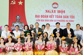 Tổng Bí thư Tô Lâm, Chủ tịch Quốc hội Trần Thanh Mẫn và các đại biểu dự Ngày hội Đại đoàn kết toàn dân tộc tại liên địa bàn dân cư phường Ba Đình, Hà Nội. (Ảnh: Thống Nhất/TTXVN)