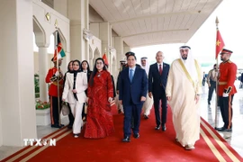 Lễ đón Thủ tướng Phạm Minh Chính cùng Phu nhân bắt đầu chuyến thăm chính thức Kuwait. (Ảnh: Dương Giang/TTXVN)