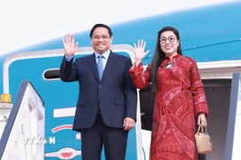 Thủ tướng Phạm Minh Chính cùng Phu nhân bắt đầu chuyến thăm chính thức Kuwait. (Ảnh: Dương Giang/TTXVN)