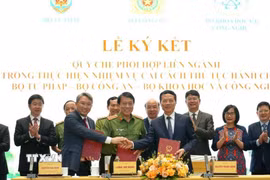 Bộ trưởng các Bộ Công an, Tư pháp, Khoa học và Công nghệ ký Quy chế phối hợp liên ngành trong thực hiện nhiệm vụ cải cách thủ tục hành chính. (Ảnh: Chu Thanh Vân/TTXVN)