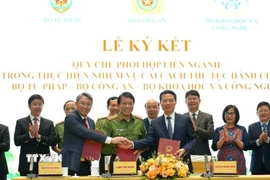 Bộ trưởng các Bộ Công an, Tư pháp, Khoa học và Công nghệ ký Quy chế phối hợp liên ngành trong thực hiện nhiệm vụ cải cách thủ tục hành chính. (Ảnh: Chu Thanh Vân/TTXVN)