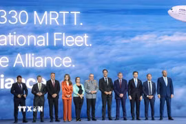 Tổng Thư ký NATO Mark Rutte (thứ 5, phải) cùng các đại biểu chụp ảnh chung tại Diễn đàn Công nghiệp Quốc phòng ở Ankara, Thổ Nhĩ Kỳ. (Ảnh: AA/TTXVN phát)
