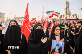 Đông đảo người dân Iran tham dự lễ tang cố Đại Giáo chủ Ali Khamenei tại Tehran. (Ảnh: AA/TTXVN phát)