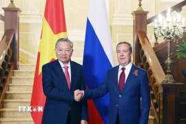 Tổng Bí thư Tô Lâm với Chủ tịch Đảng nước Nga Thống nhất, Phó Chủ tịch Hội đồng An ninh Liên bang Nga Dmitry Medvedev. (Ảnh: Thống Nhất/TTXVN)