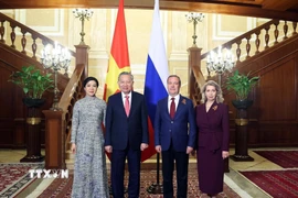 Tổng Bí thư Tô Lâm và Phu nhân với Chủ tịch Đảng nước Nga Thống nhất, Phó Chủ tịch Hội đồng An ninh Liên bang Nga Dmitry Medvedev và Phu nhân. (Ảnh: Thống Nhất/TTXVN)