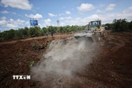 Hiện trường vụ tấn công tên lửa của Houthi gần khu vực sân bay quốc tế Ben Gurion ở Tel Aviv, Israel ngày 4/5. (Ảnh: THX/TTXVN)