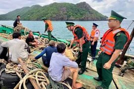 Lực lượng Đồn Biên phòng Côn Đảo, Ban Chỉ huy Bộ đội Biên phòng Thành phố Hồ Chí Minh phối hợp với Hải đội 33, Bộ Tư lệnh Vùng Cảnh sát biển 3 tiếp nhận 5 ngư dân trên tàu cá LA 99034 TS bị nạn trên biển Đặc khu Côn Đảo vào bờ an toàn. (Nguồn: Báo Quân khu 7)